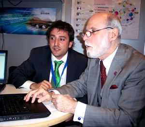 Vinton Cerf (derecha), probando el sistema junto a Xabier Uribe-Etxebarria, de InterLan / InterLan Company
